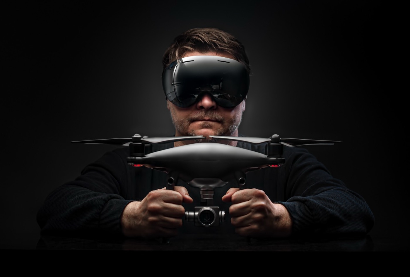 Piloto de dron FPV con gafas de vuelo