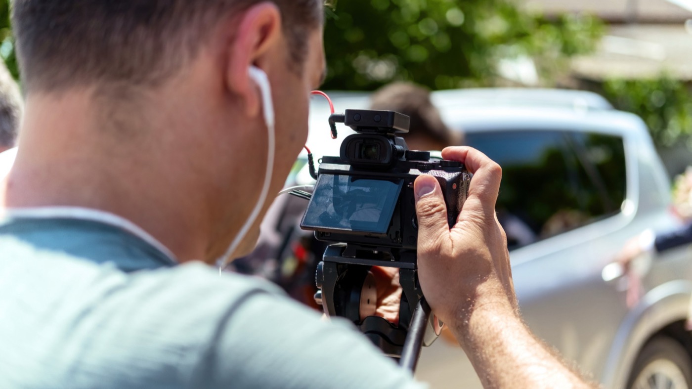 Operador de cámara grabando vídeo profesional